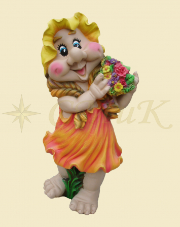 Фигурка гном-девочка с корзинкой цветов